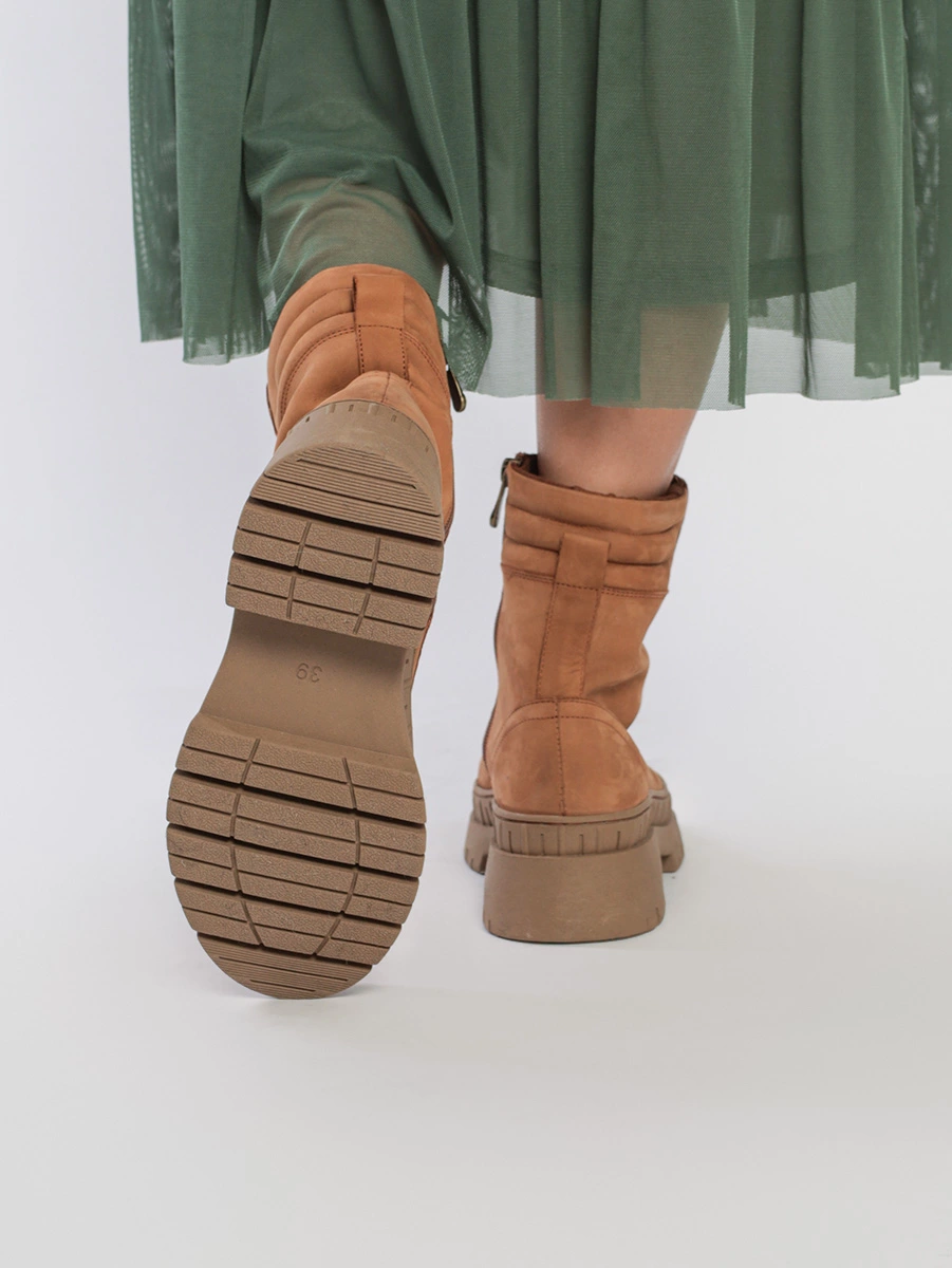Ботинки-дерби светло-коричневого цвета с рельефным протектором